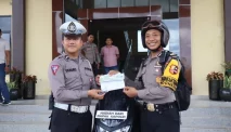Kapolri Sigit Prabowo Apresiasi Polisi Kalbar Ganjal Bus Gagal Nanjak, Berikan Motor Baru