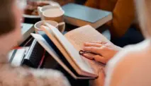 Penilaian atau Pertimbangan terhadap Kualitas Buku yang Didalamnya Dikemukakan tentang Pendapat Disebut Apa?